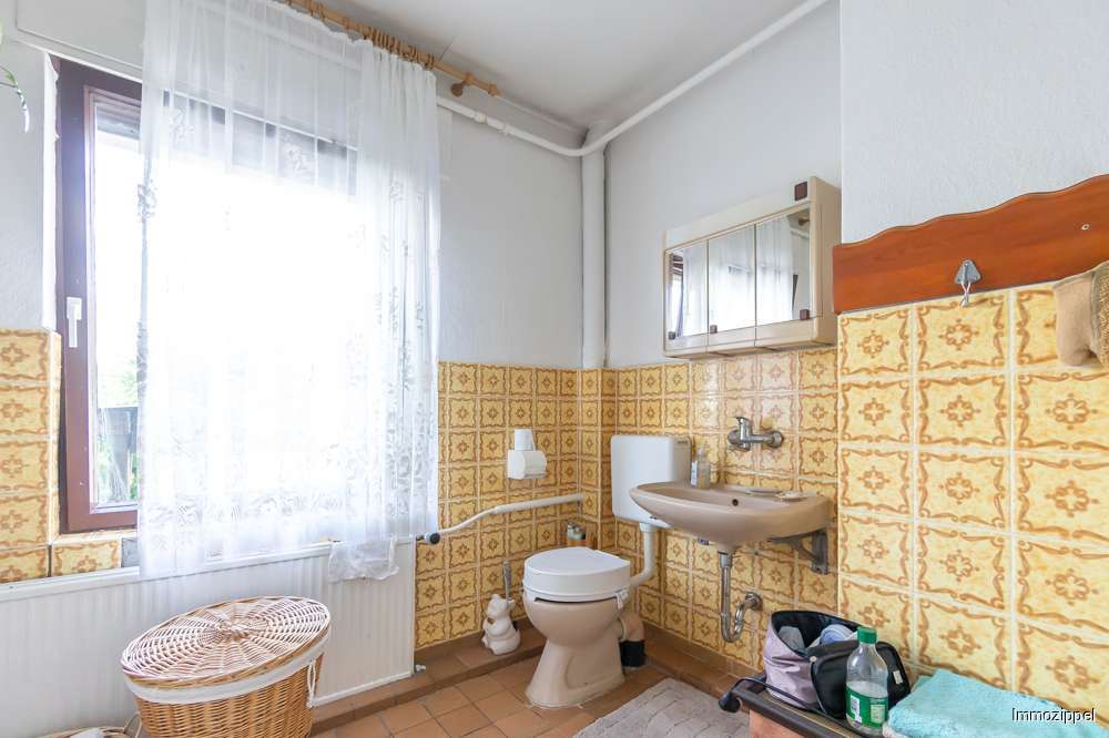 EG Duschbad mit WC und Waschbe