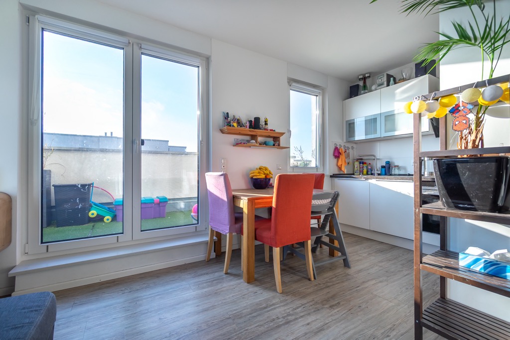 Essbereich mit Zugang zur Dachterrasse