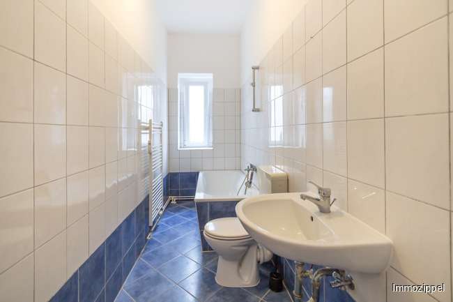 Modernes Wannenbad mit Waschma