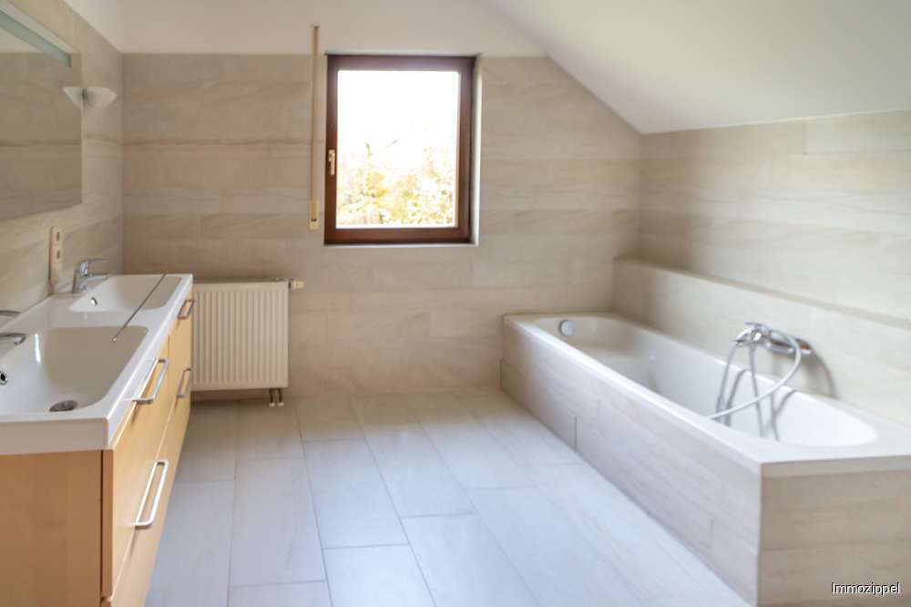 DG Modernes Wannenbad mit WB u