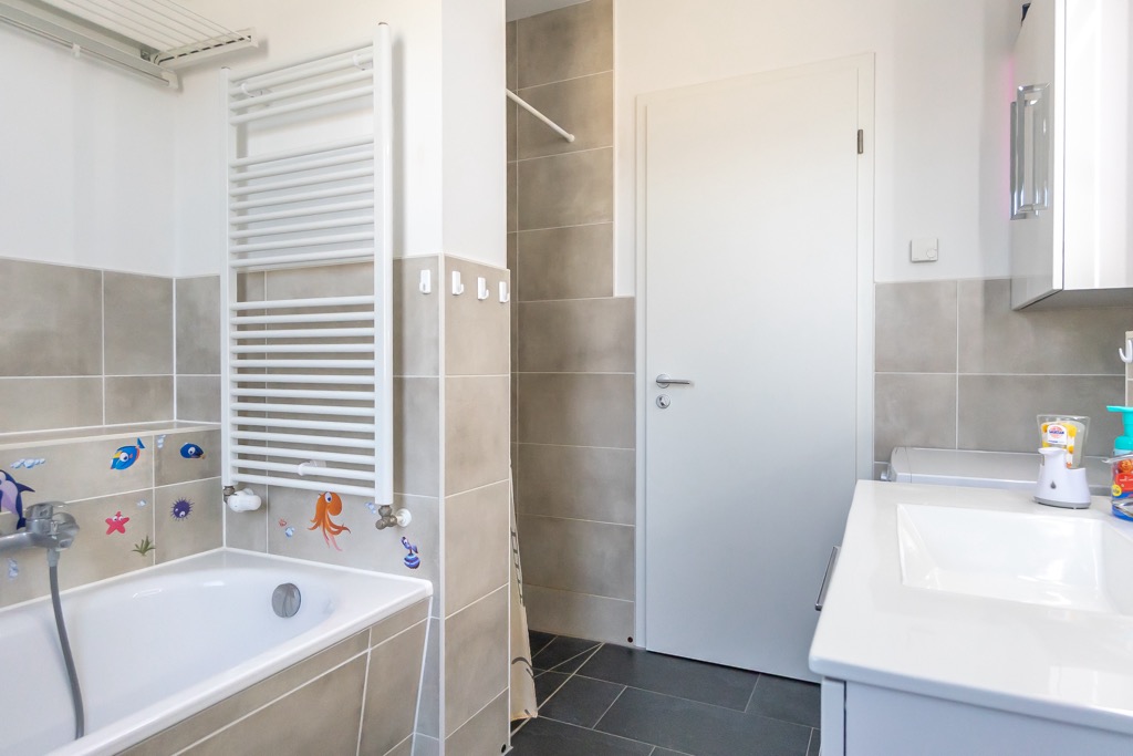 Bad mit bodengleicher Dusche und WannenbadAnsicht 2