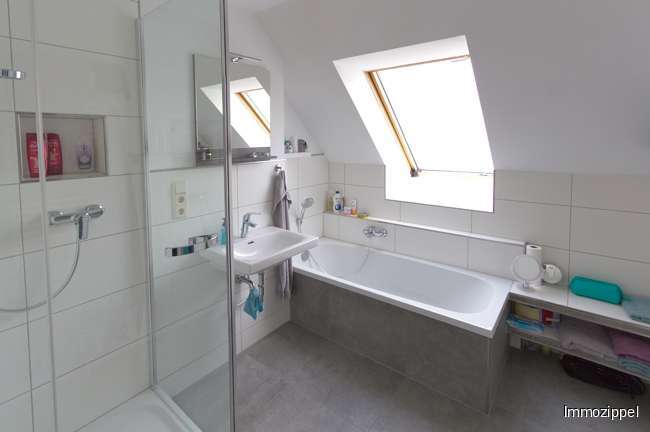 Ebene1 Bad mit Wanne und Dusch