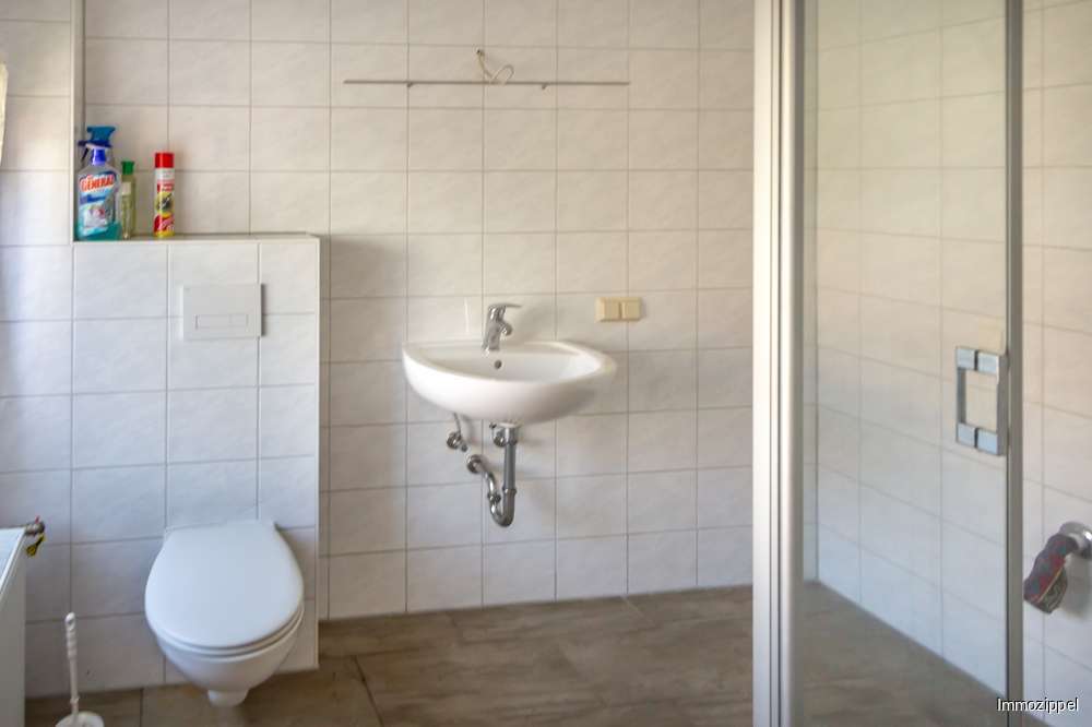 EG Modernes Duschbad mit WC