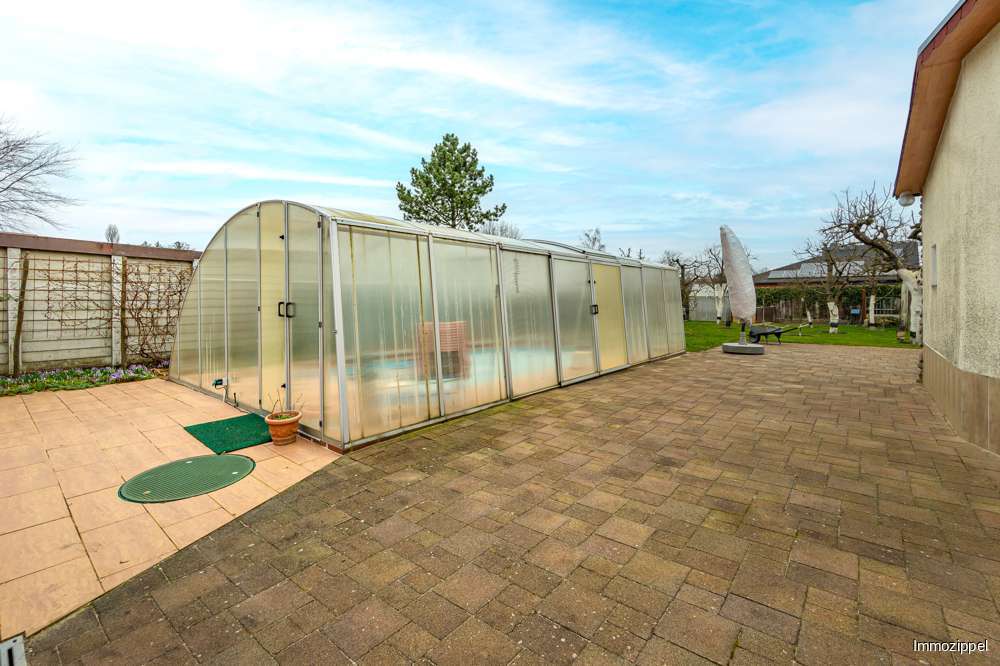 Überdachter Pool
