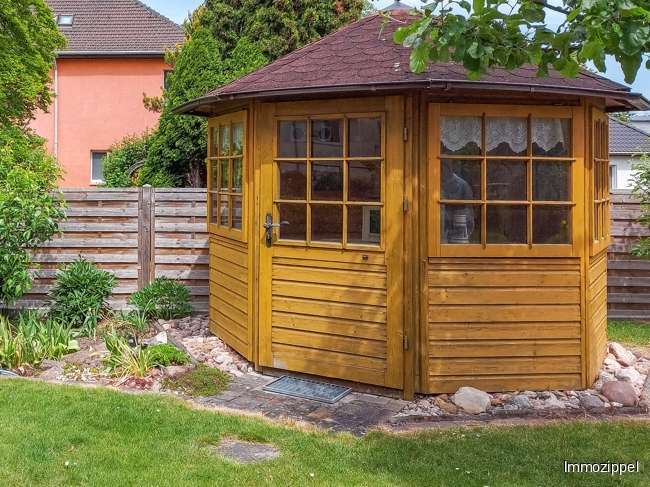 Sitzplatz im Garten mit Pavill