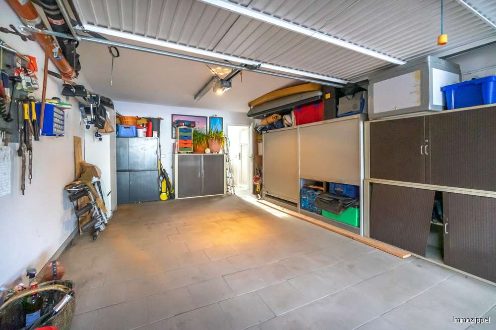 Garage mit Schwingtor