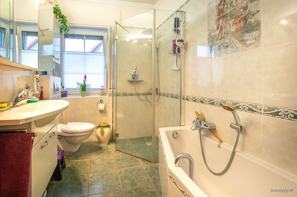 EG Bad mit Wanne, Dusche, WB u