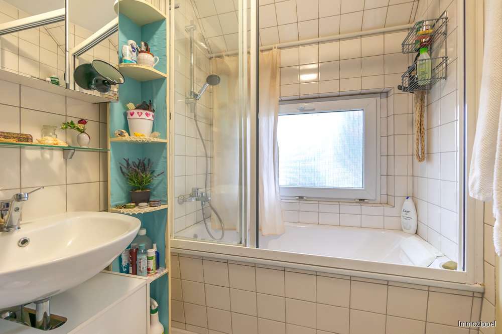 Duschbad mit WC, Waschbecken, 
