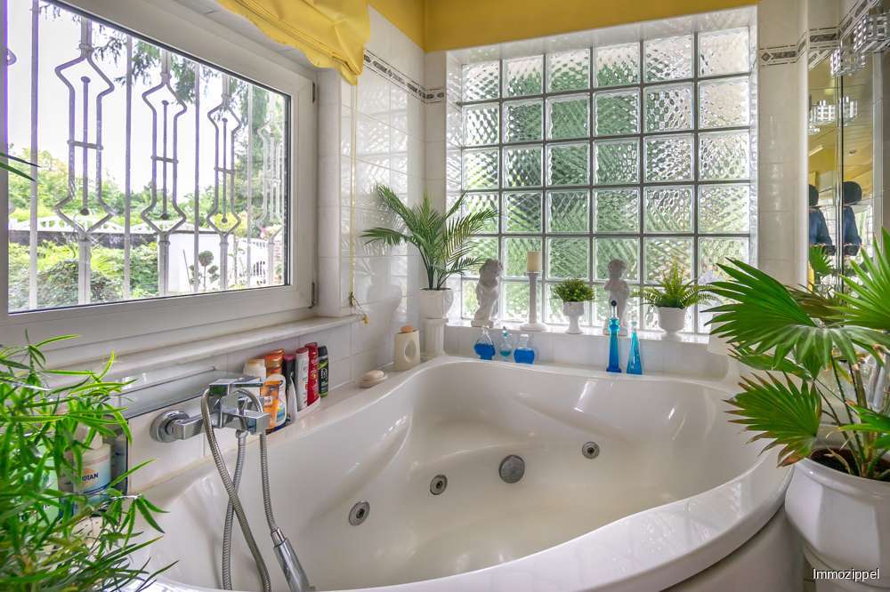 Wannenbad mit WC, Waschbecken 