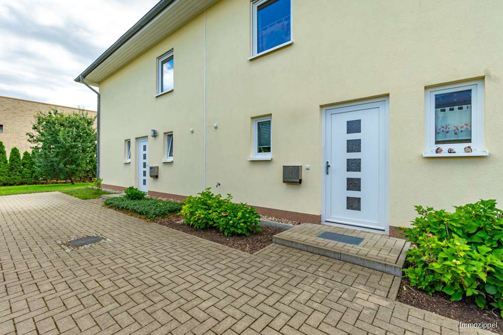 Hauseingangsbereich mit PKW-St