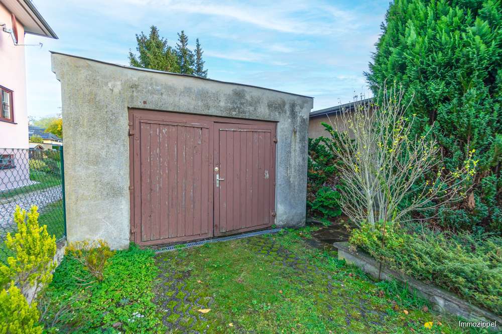 Garage an der linken Grundstüc