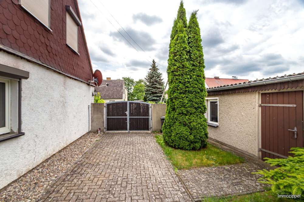 Hoftor mit gepflasterter Einfa