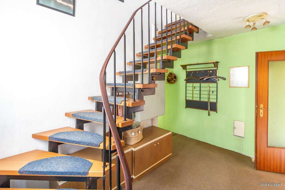 EG Eingangsdiele mit Treppe zu