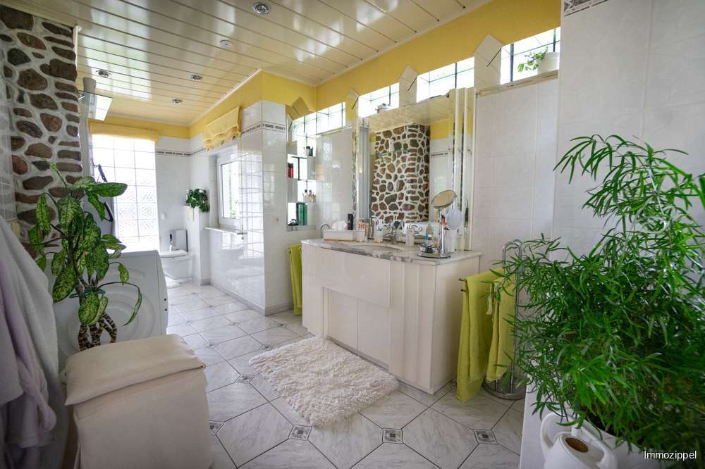 Wannenbad mit WC, Waschbecken 