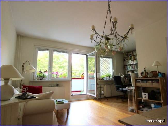 Wohnzimmer mit Balkon
