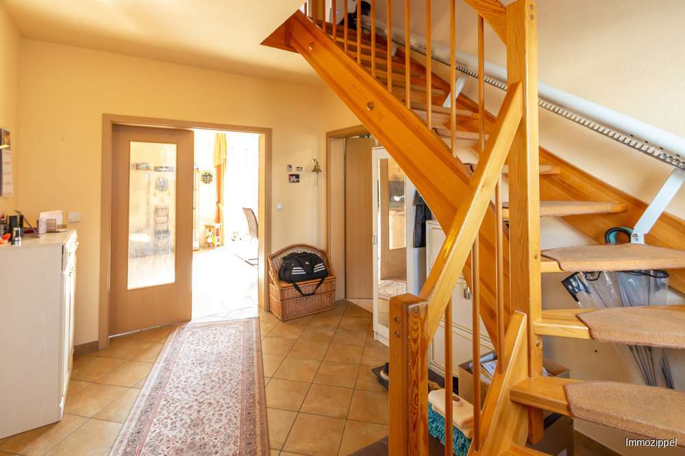 EG Eingangsdiele mit Treppe zu
