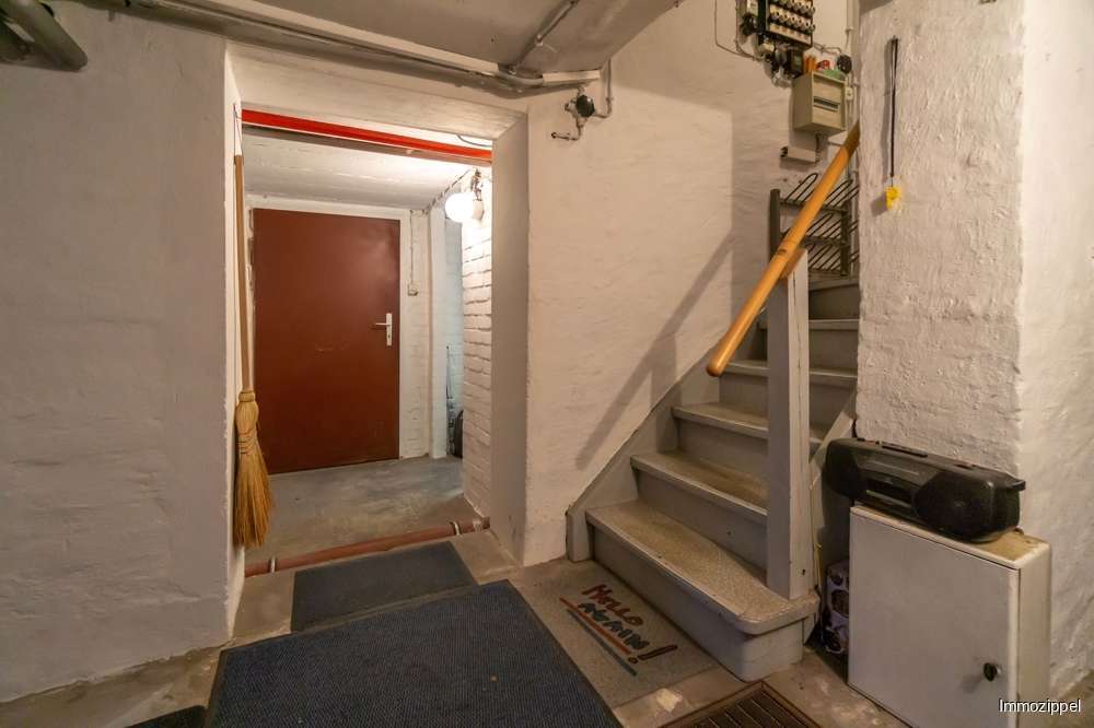 KG Treppenabgang und Blick zur