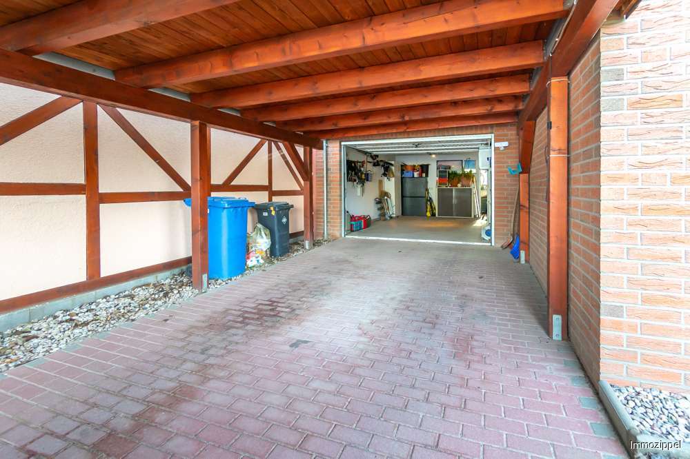 Gepflastertes Carport mit Zufa