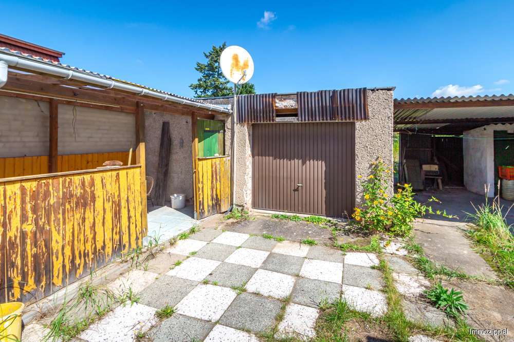 Hof mit Grillplatz und Garagen