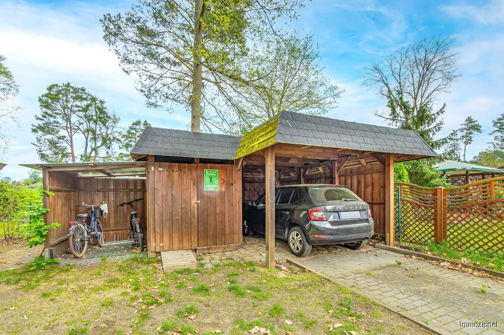Carport mit Geräteraum und Fah