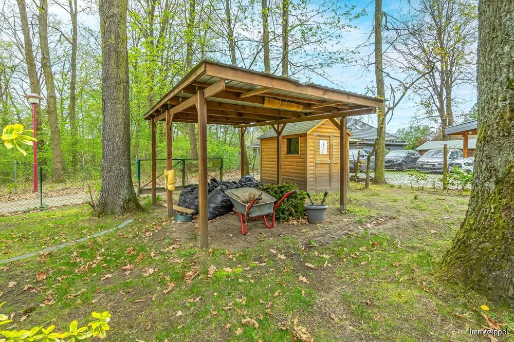 Zweites Carport mit zweiter Zu