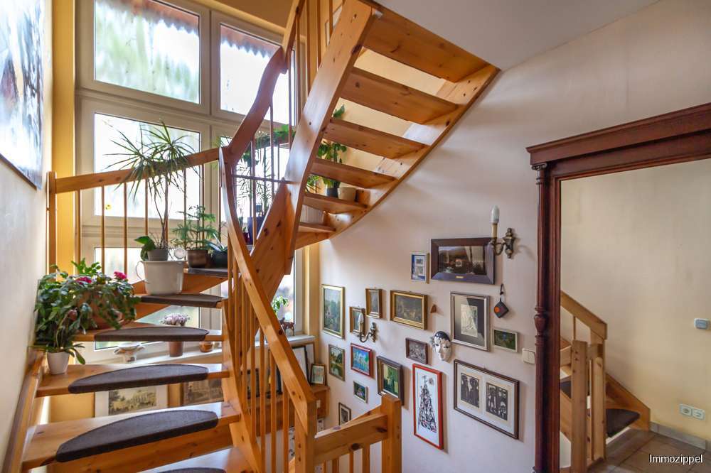 EG Treppe zum KG und zum DG