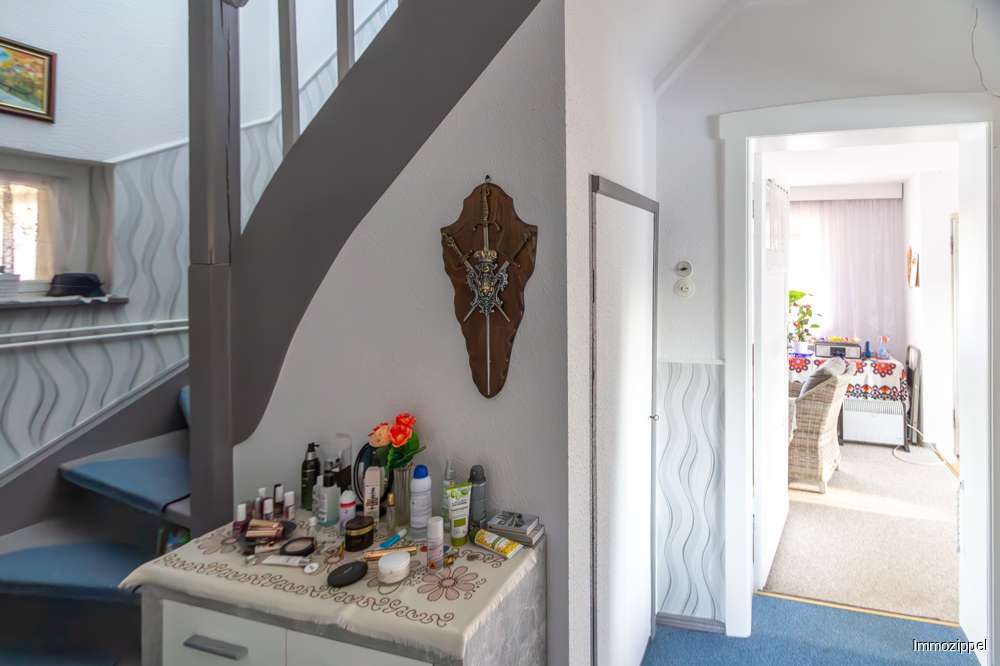 Mittelflur mit Treppe zum DG