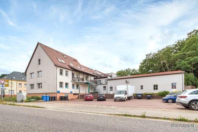 Innenhof mit Parkplatz und ein