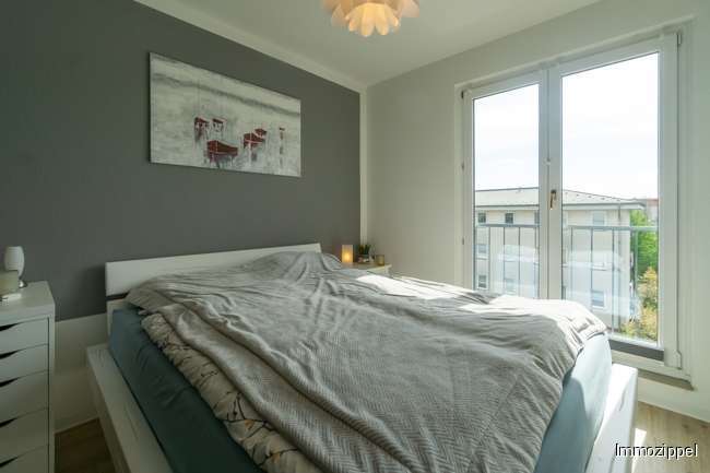 Schlafzimmer mit bodentiefem F