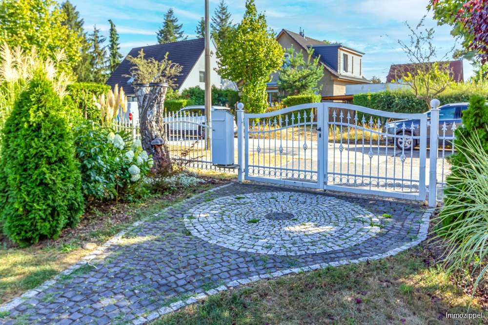 Zaunanlage mit Einfahrtstor