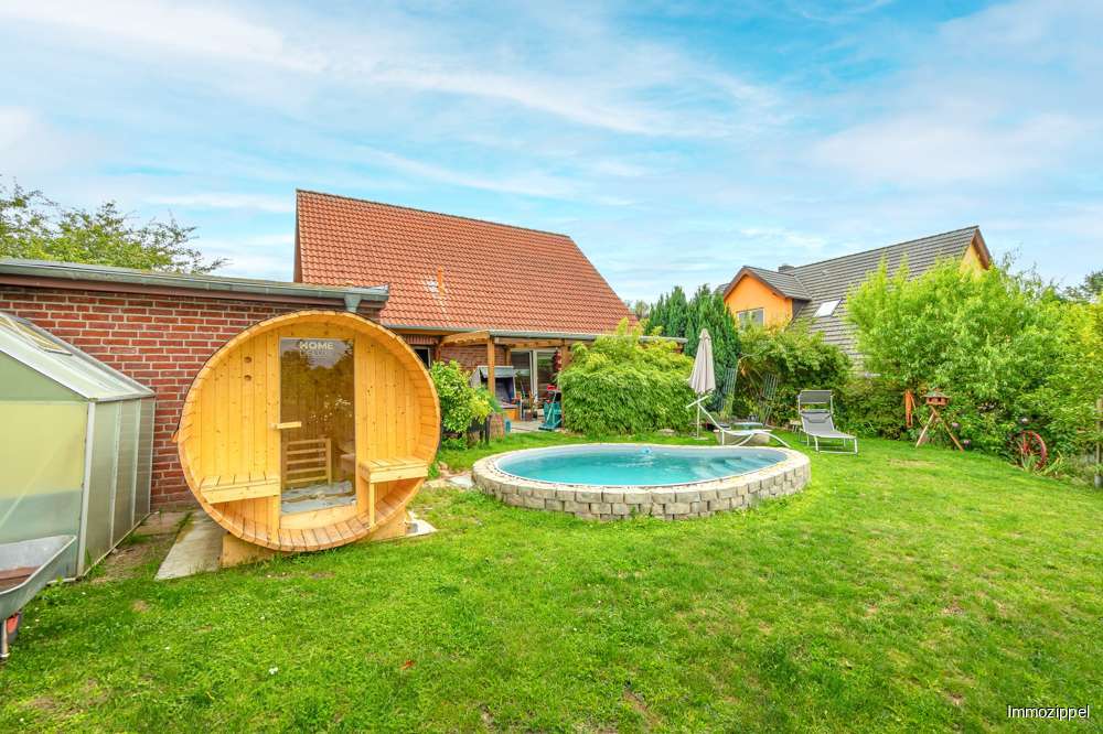 Pool und neue Faß-Sauna