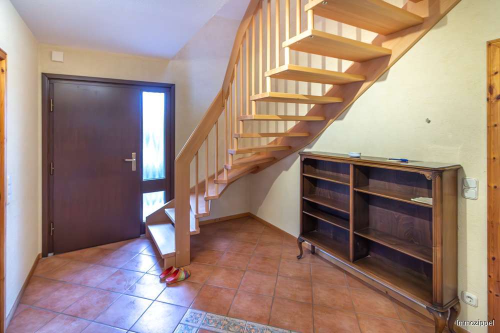 EG Eingangsdiele mit Treppe zu