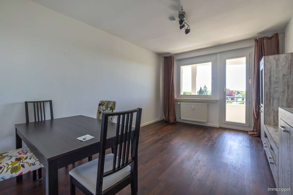Wohnzimmer mit Balkon