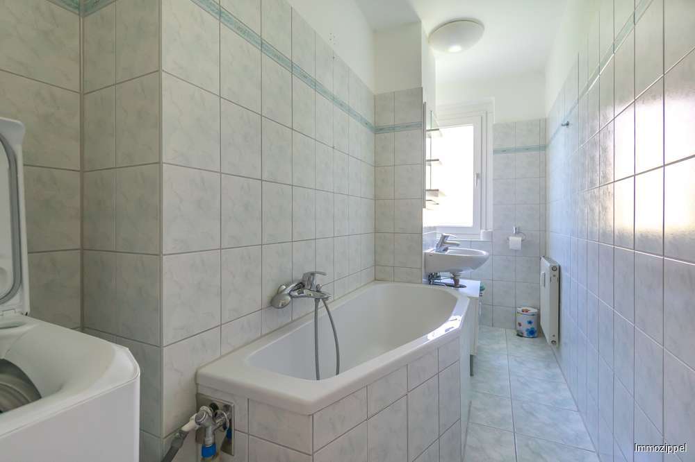 Gefliestes Duschbad mit WC und