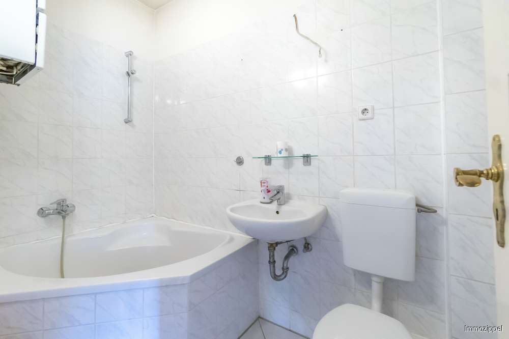 Wannenbad mit WB und WC