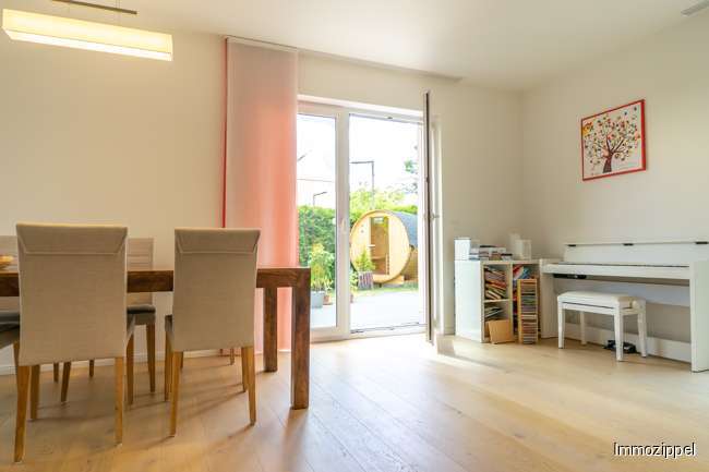 Wohnzimmer mit Doppelterrassen