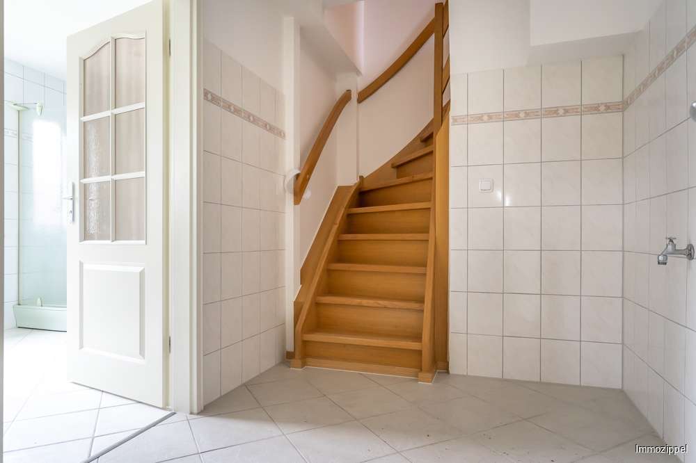 EG Mittelflur mit Treppe zum D