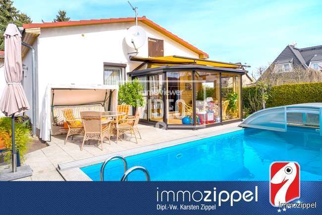 Hausansicht mit Pool