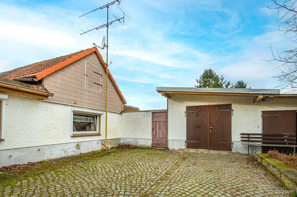 Gepflasterte Einfahrt zur Gara