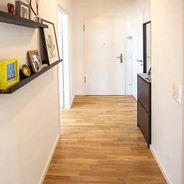 Mittelflur mit Wohnungseingang
