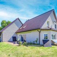 Hausansicht mit Terrasse