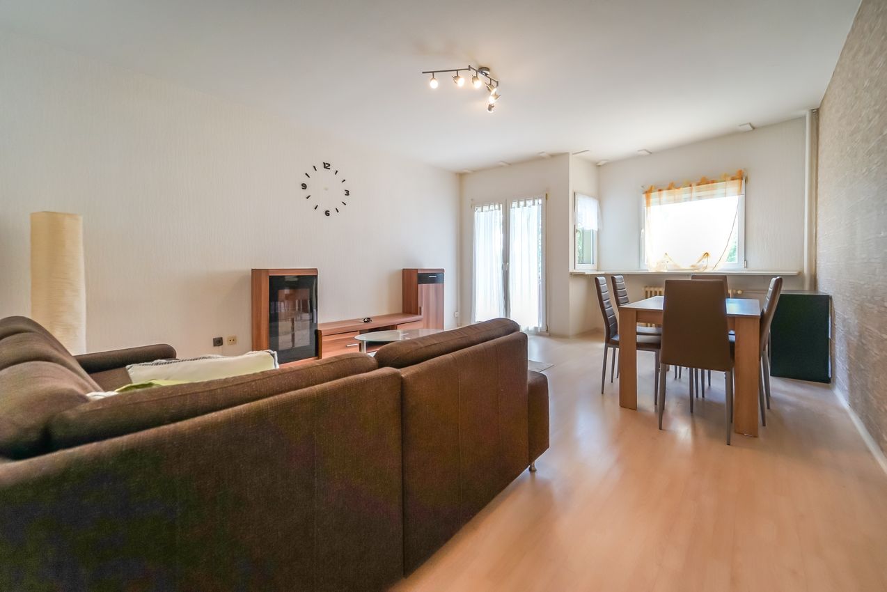 Wohnzimmer mit Blick von der Tür