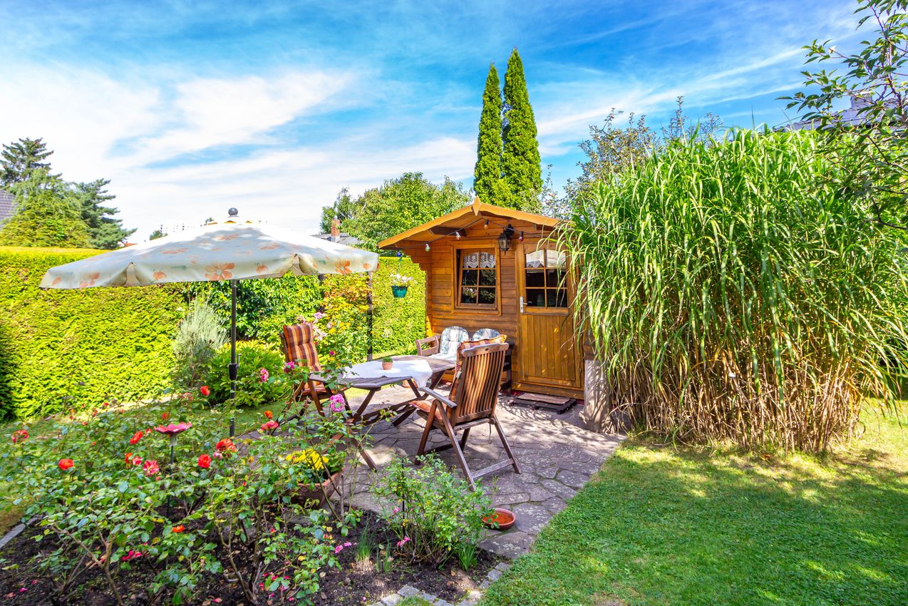 Sitzplatz vor dem 2. Gartenhaus