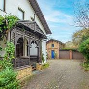 Hauseingang und Zufahrt zur Doppelgarage