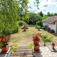 Blick von der Terrasse in den Garten