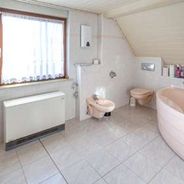 DG Modernes Wannenbad mit WB und WC