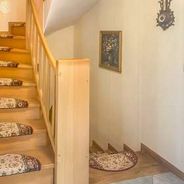 Mitteldiele mit Vollholztreppe zum DG und KG