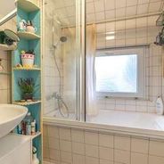 Duschbad mit WC, Waschbecken, 