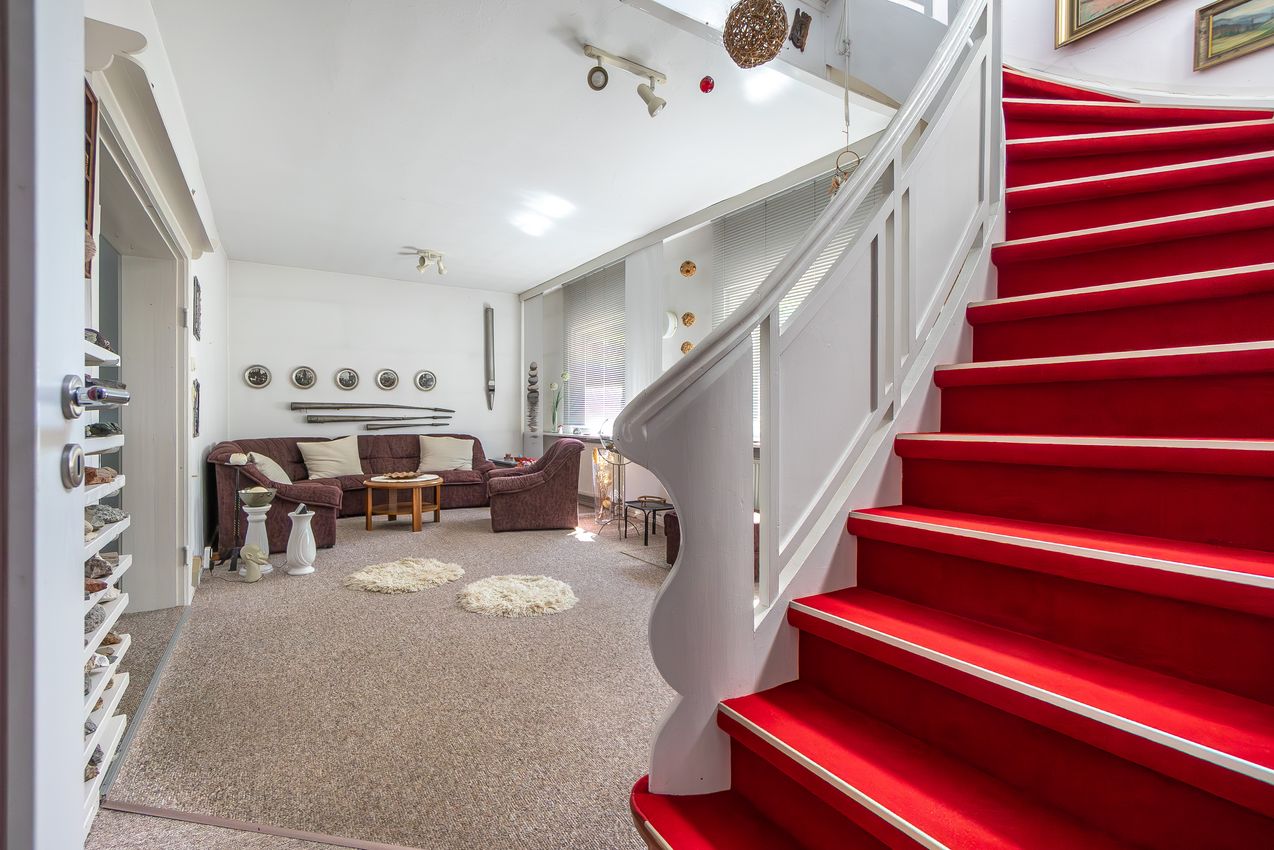 EG Wohnzimmer mit Holztreppe