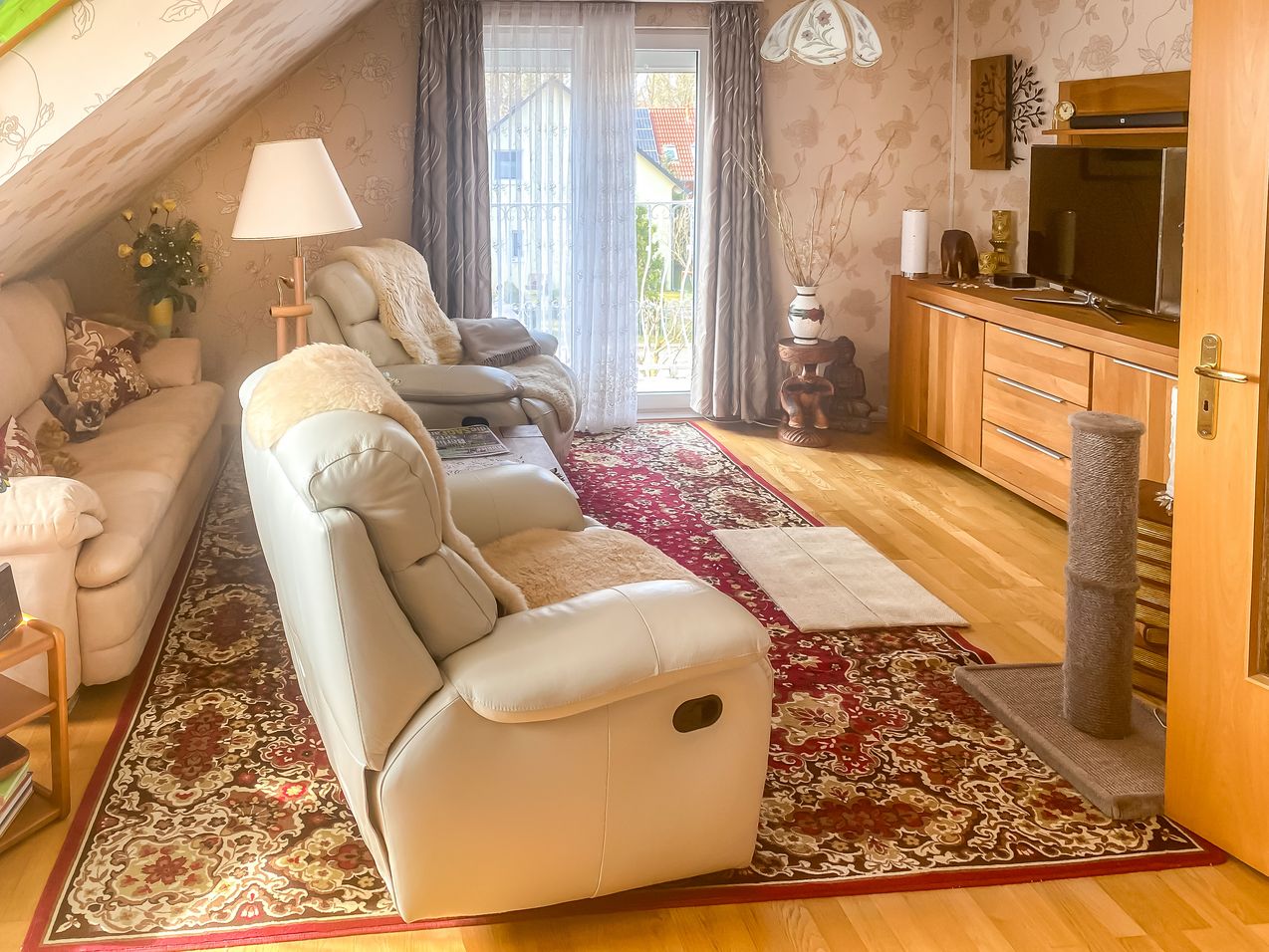 DG Atelier-Zimmer mit Zugang zum Balkon